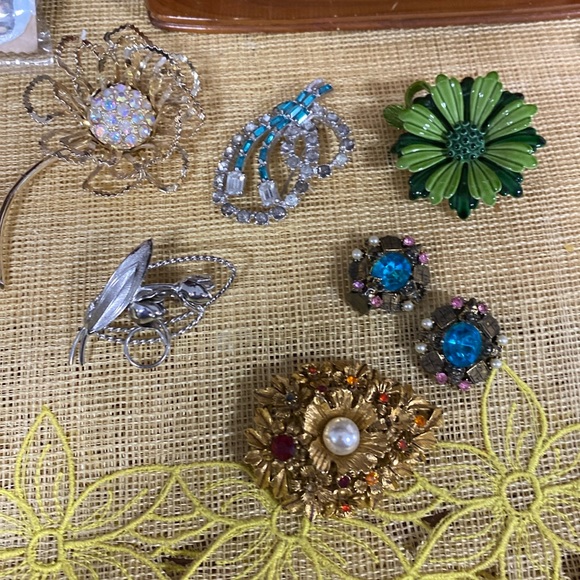 Jewelry - VINTAGE BROOCH AND CLIP EARRING BUNDLE
